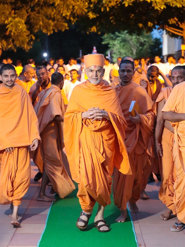 Swamishri greets all with 'Jai Swaminarayan'