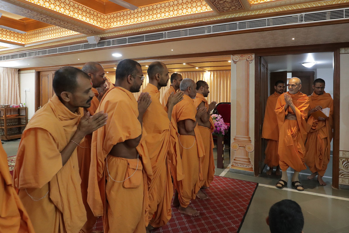 Param Pujya Mahant Swami Maharaj greets sadhus with 'Jai Swaminarayan'