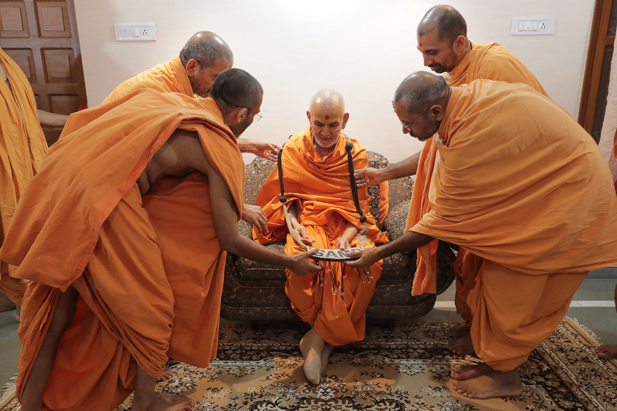 Sadhus honor Swamishri with a garland 
