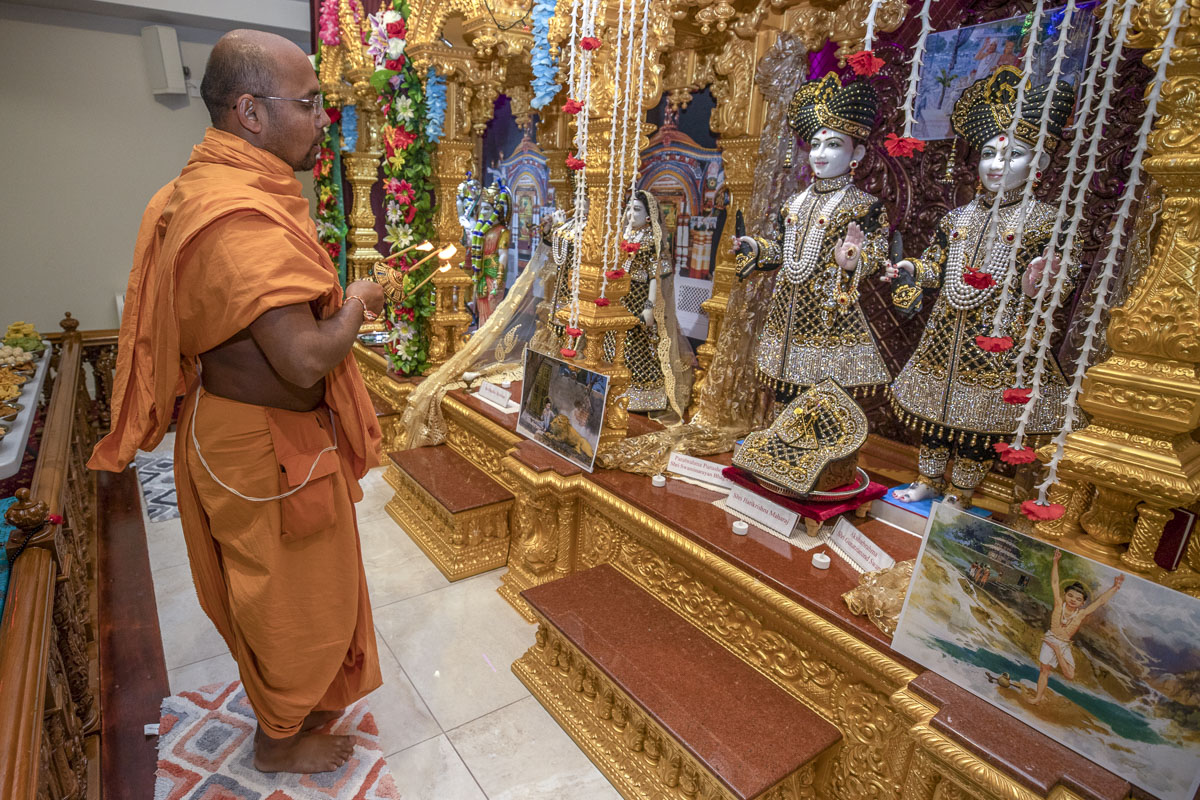 A sadhu performs the arti