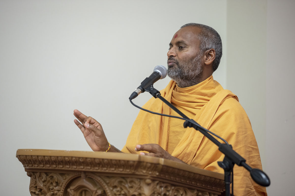 Akhandmangal Swami addresses the assembly