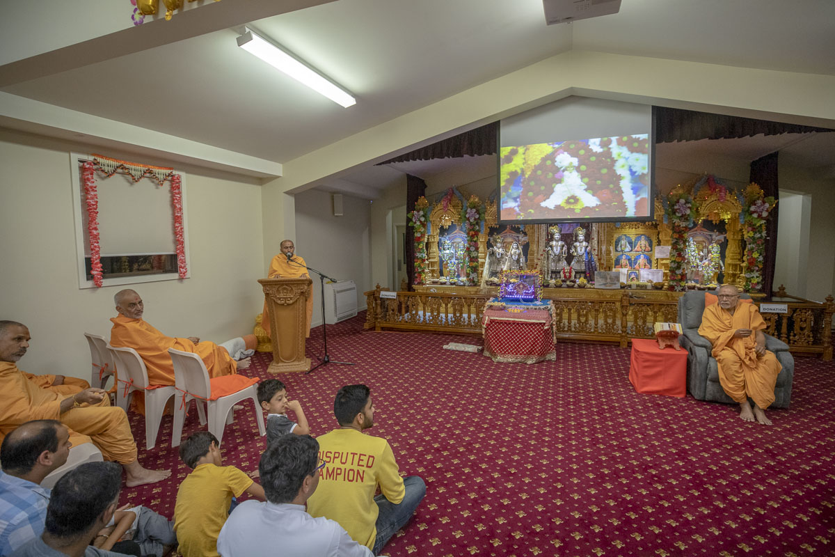 Pujya Kothari Swami, sadhus and devotees during the assembly