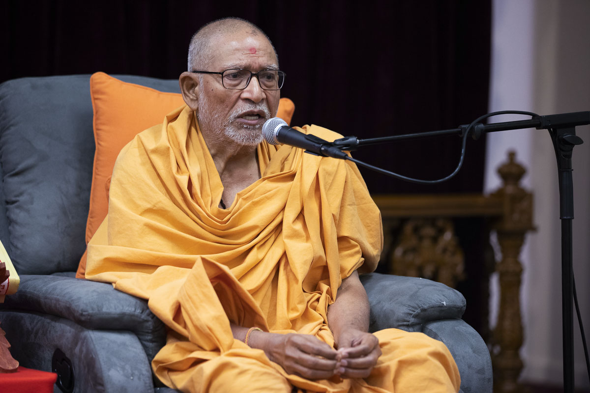 Pujya Kothari Swami delivers a discourse