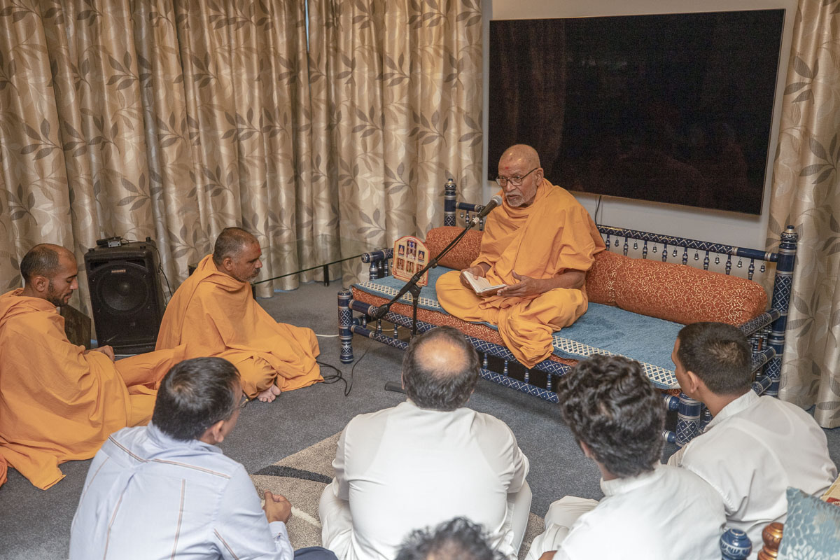 Pujya Kothari Swami delivers a discourse