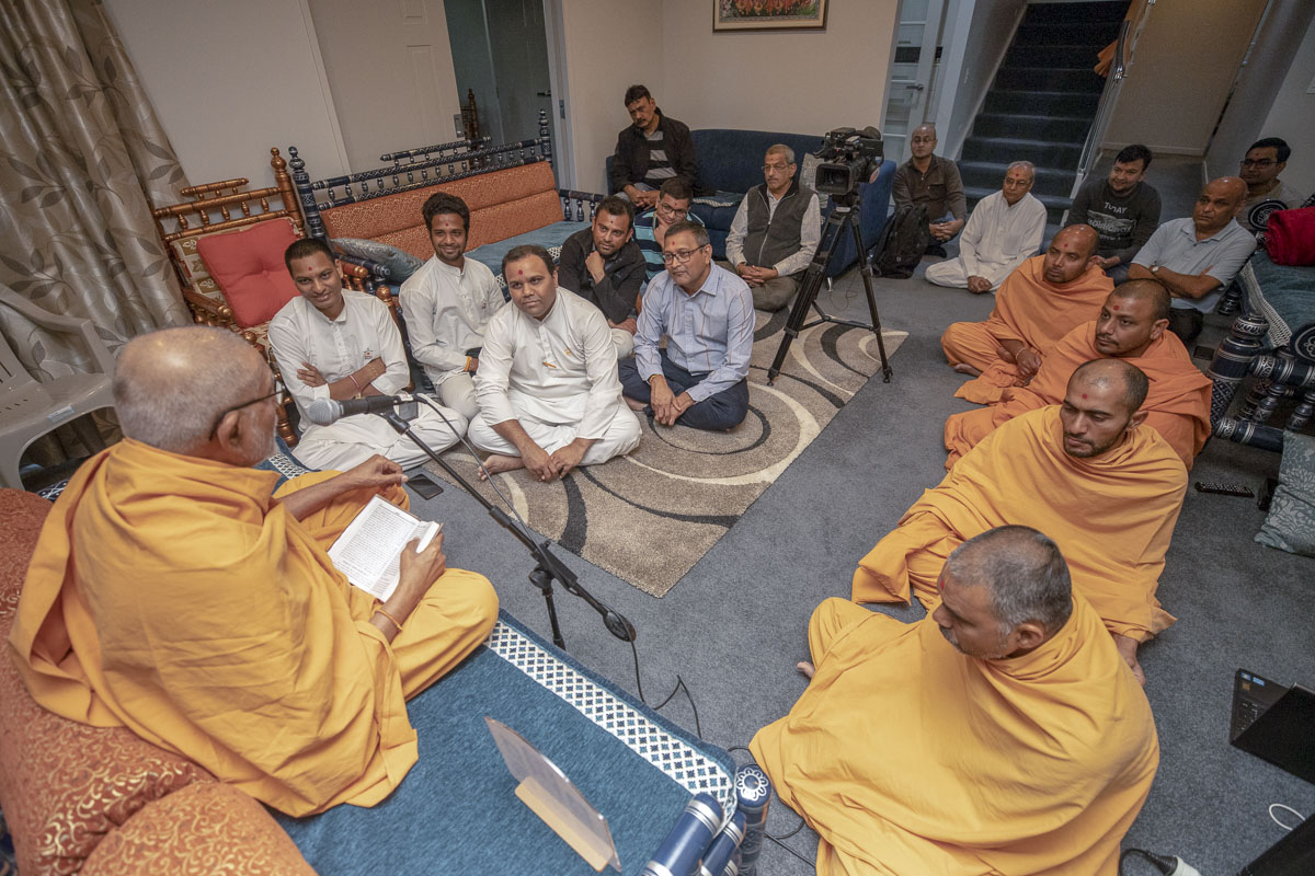 Pujya Kothari Swami delivers a discourse
