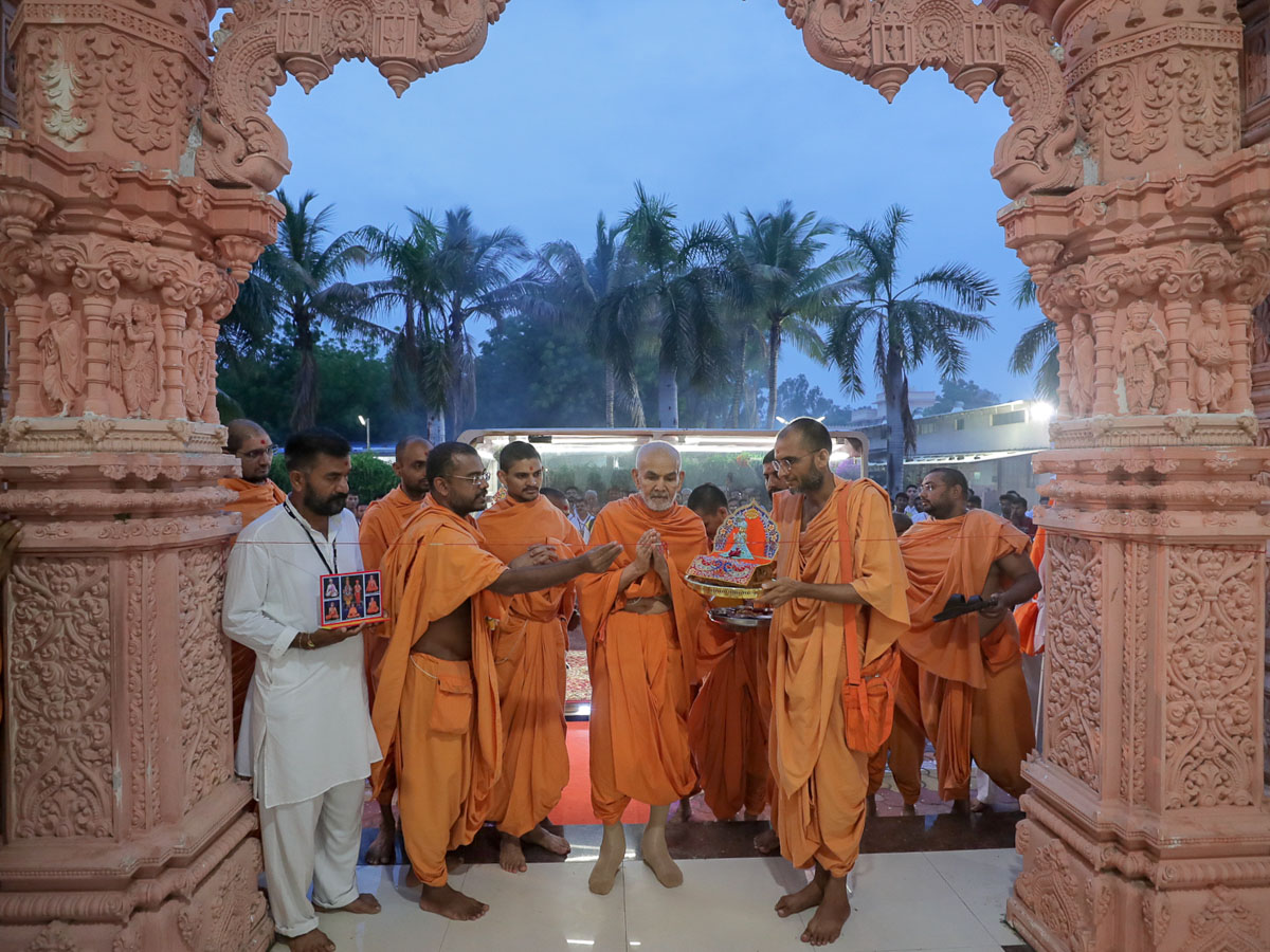 Swamishri inaugurates the new assembly hall