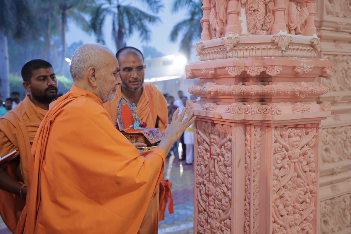 Swamishri performs pujan of an entrance pillar