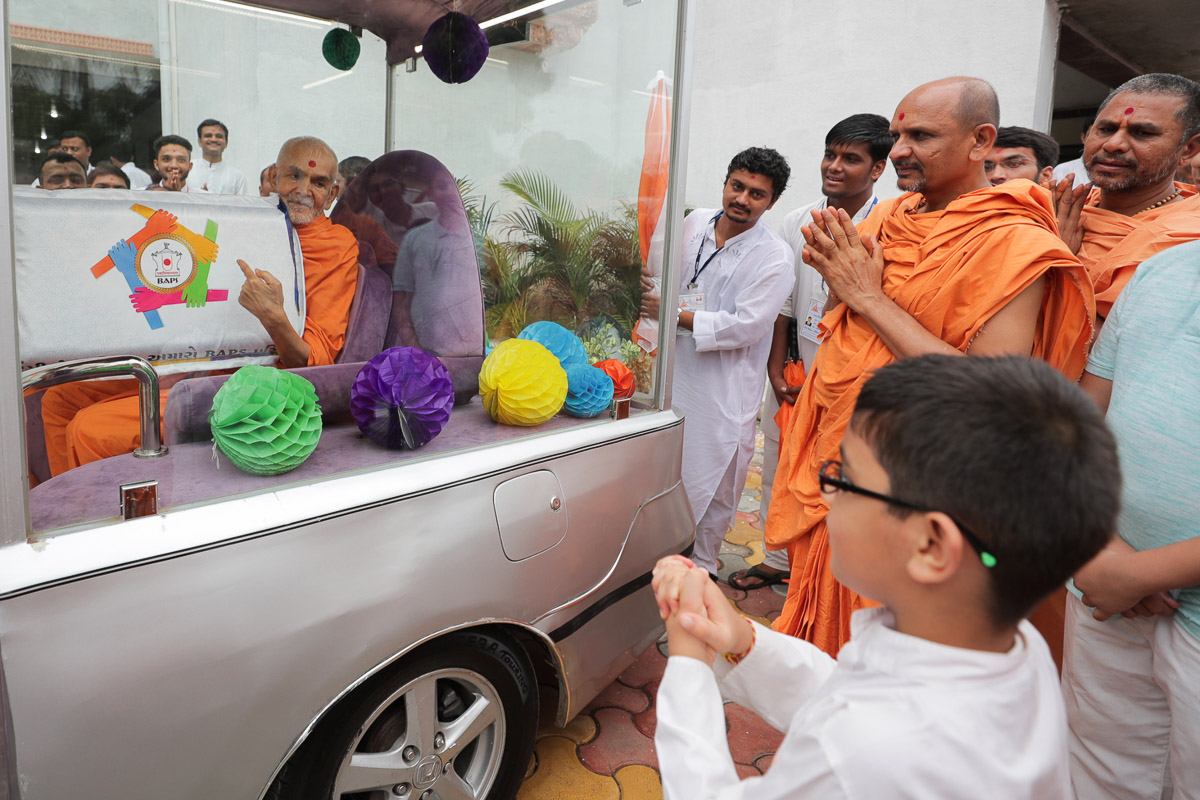 Swamishri interacts with a balak