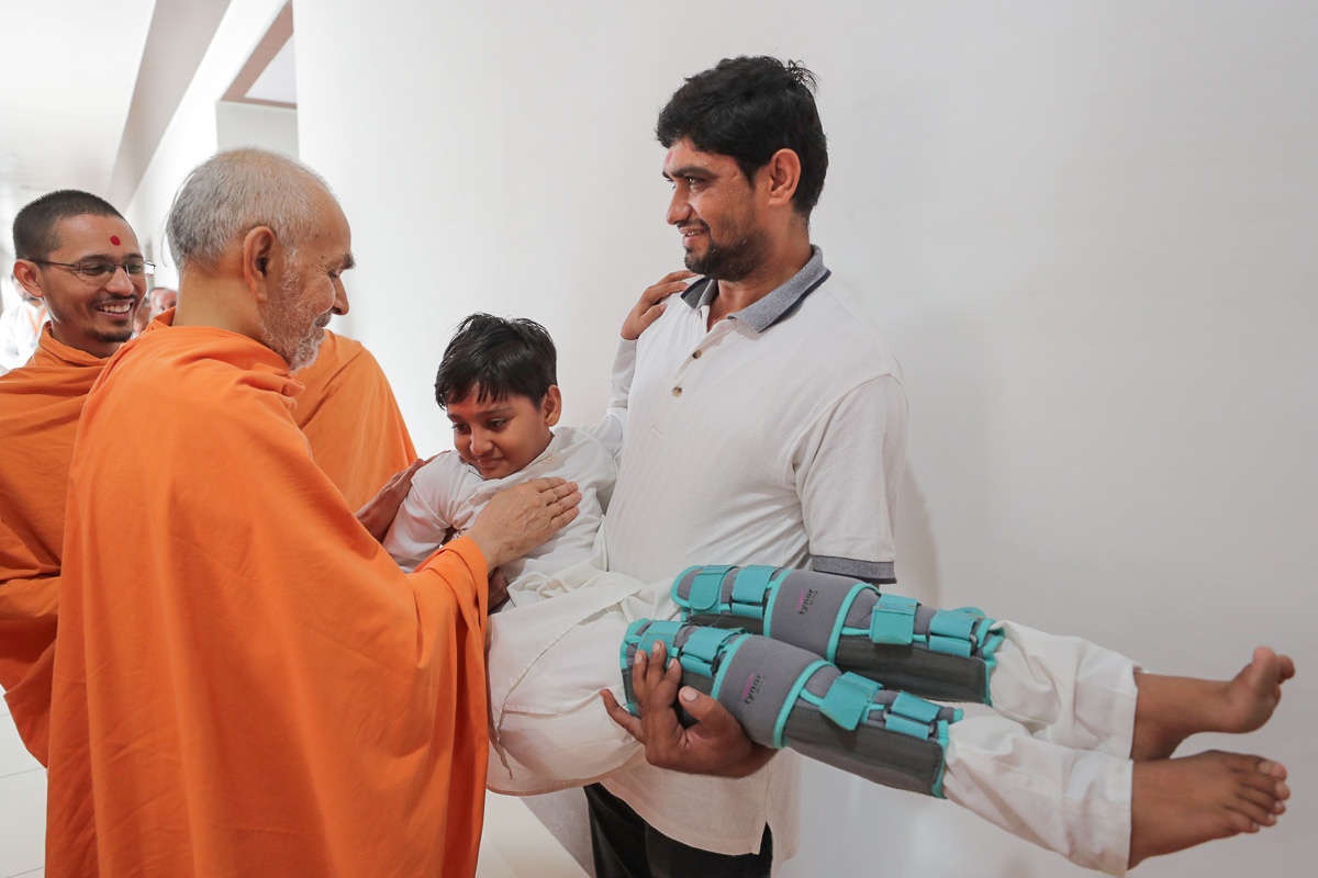 Swamishri blesses an ailing child