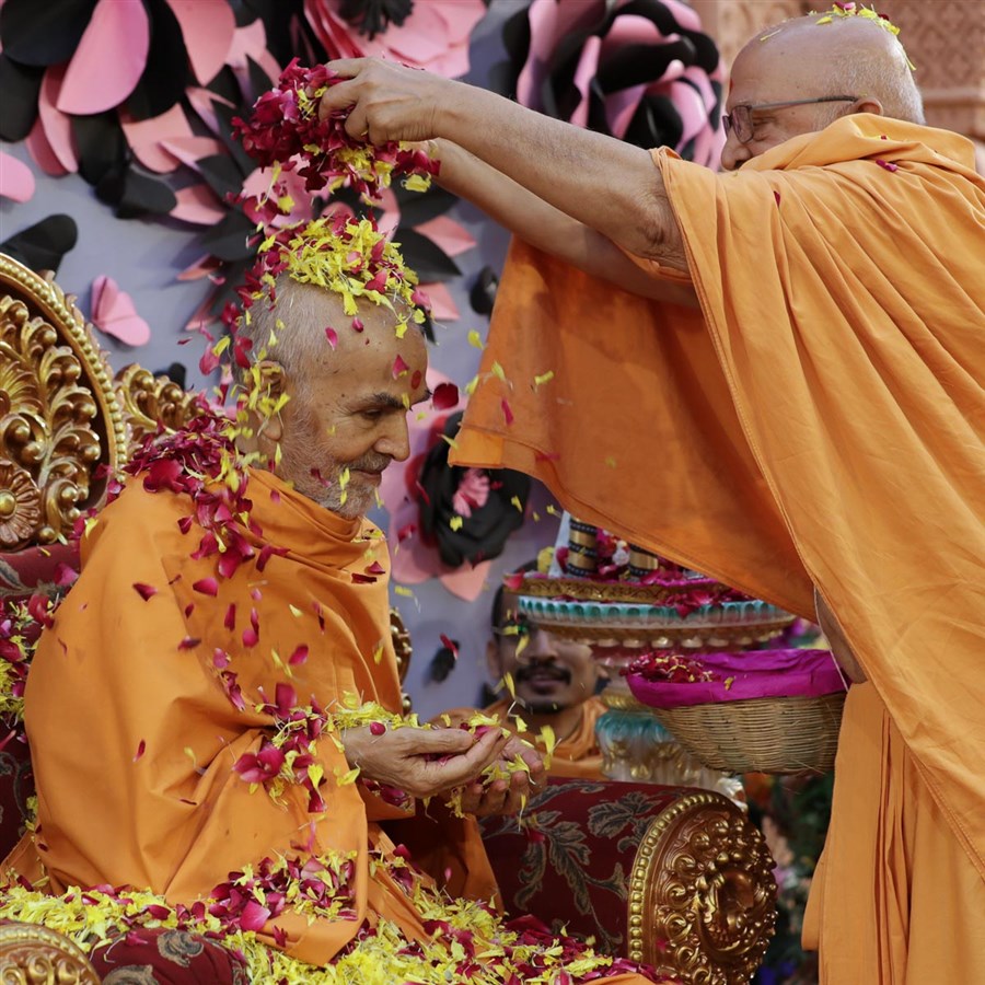 Pujya Ghanshyamcharan Swami showers flower petals on Swamishri