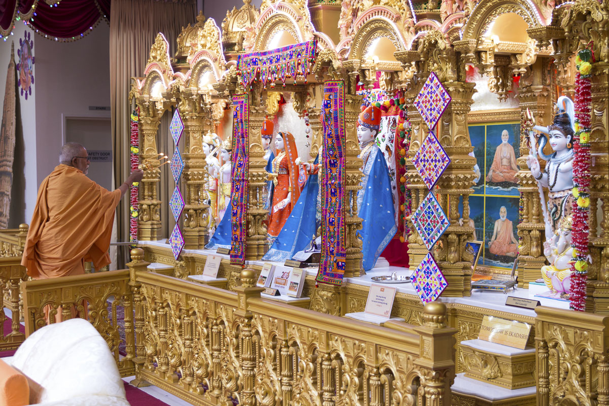 Pujya Bhaktipriya Swami (Pujya Kothari Swami) performs the arti