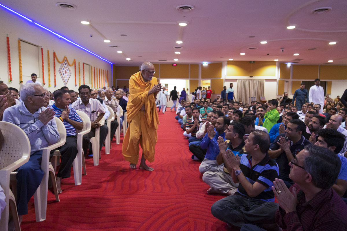 Pujya Kothari Swami greets all with 'Jai Swaminarayan'