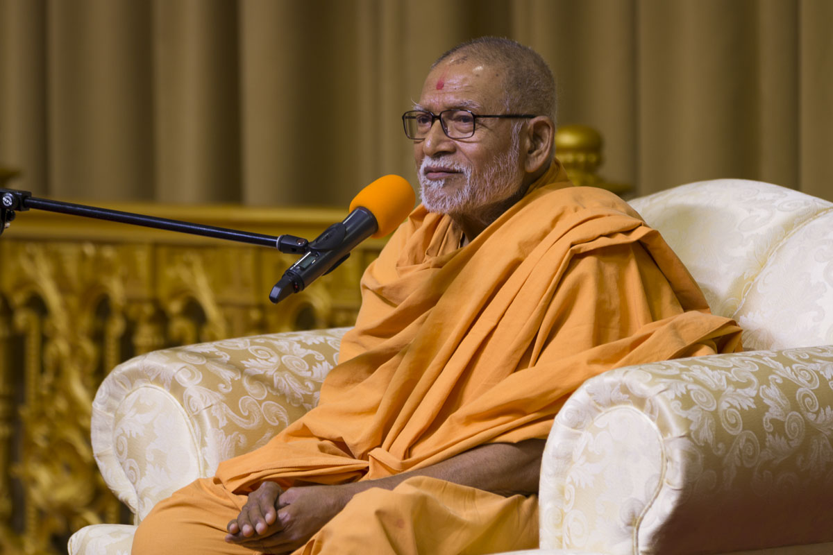 Pujya Kothari Swami delivers a discourse