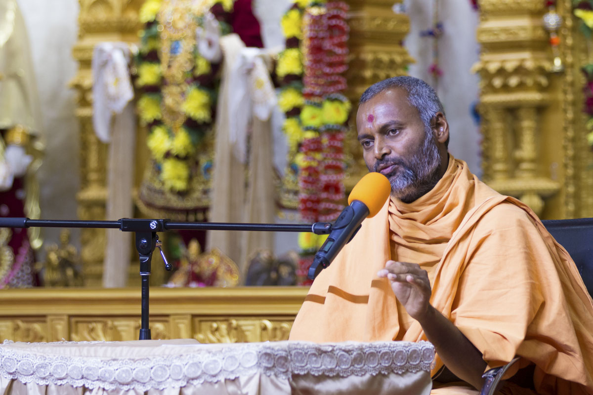 Akhandmangal Swami addresses the assembly