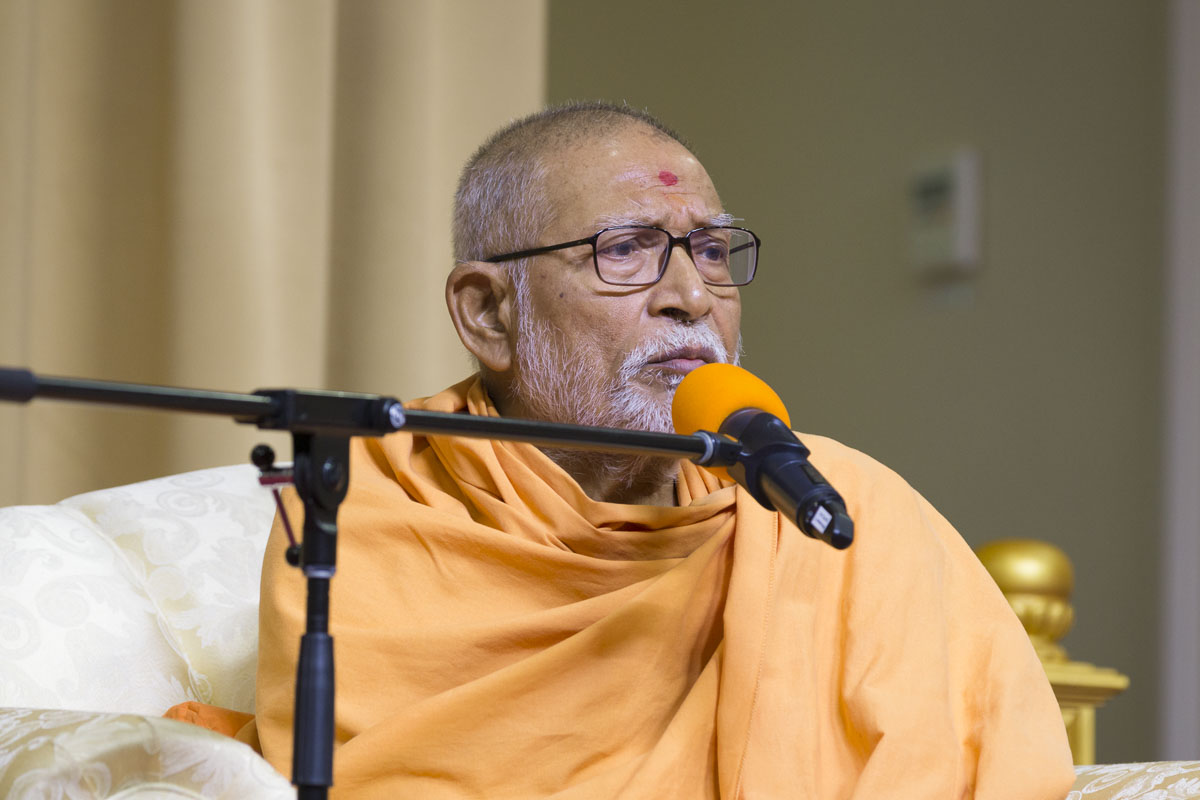 Pujya Kothari Swami delivers a discourse