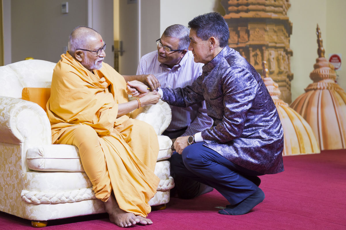 Pujya Kothari Swami ties nadachhadi to an invited guest