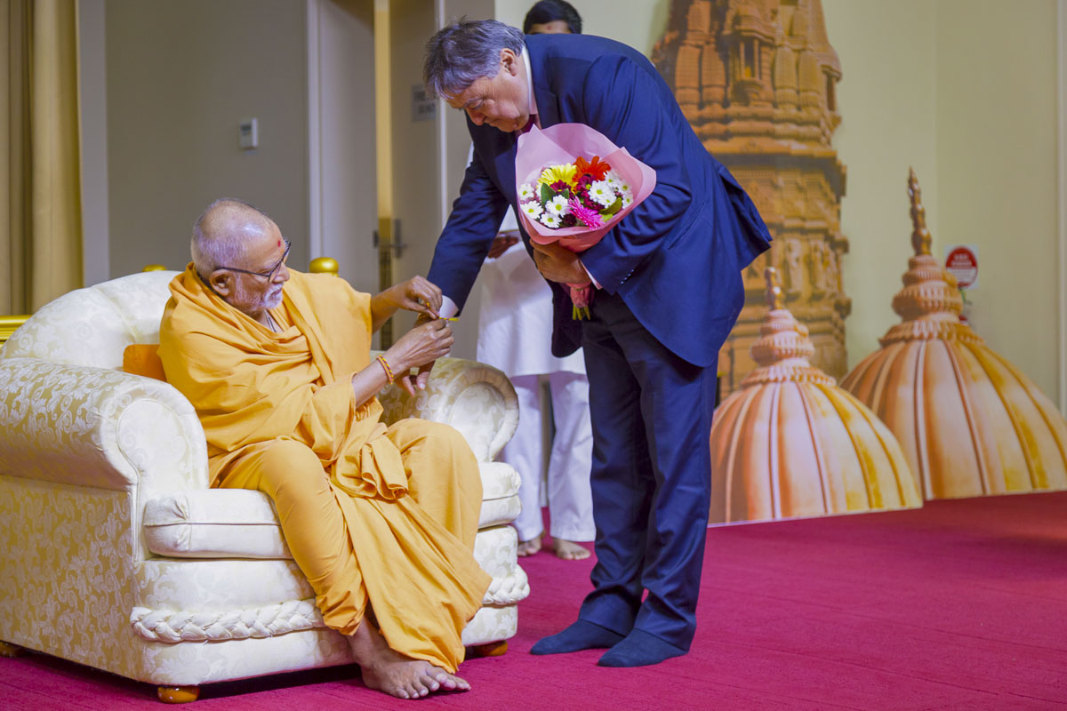 Pujya Kothari Swami ties nadachhadi to an invited guest