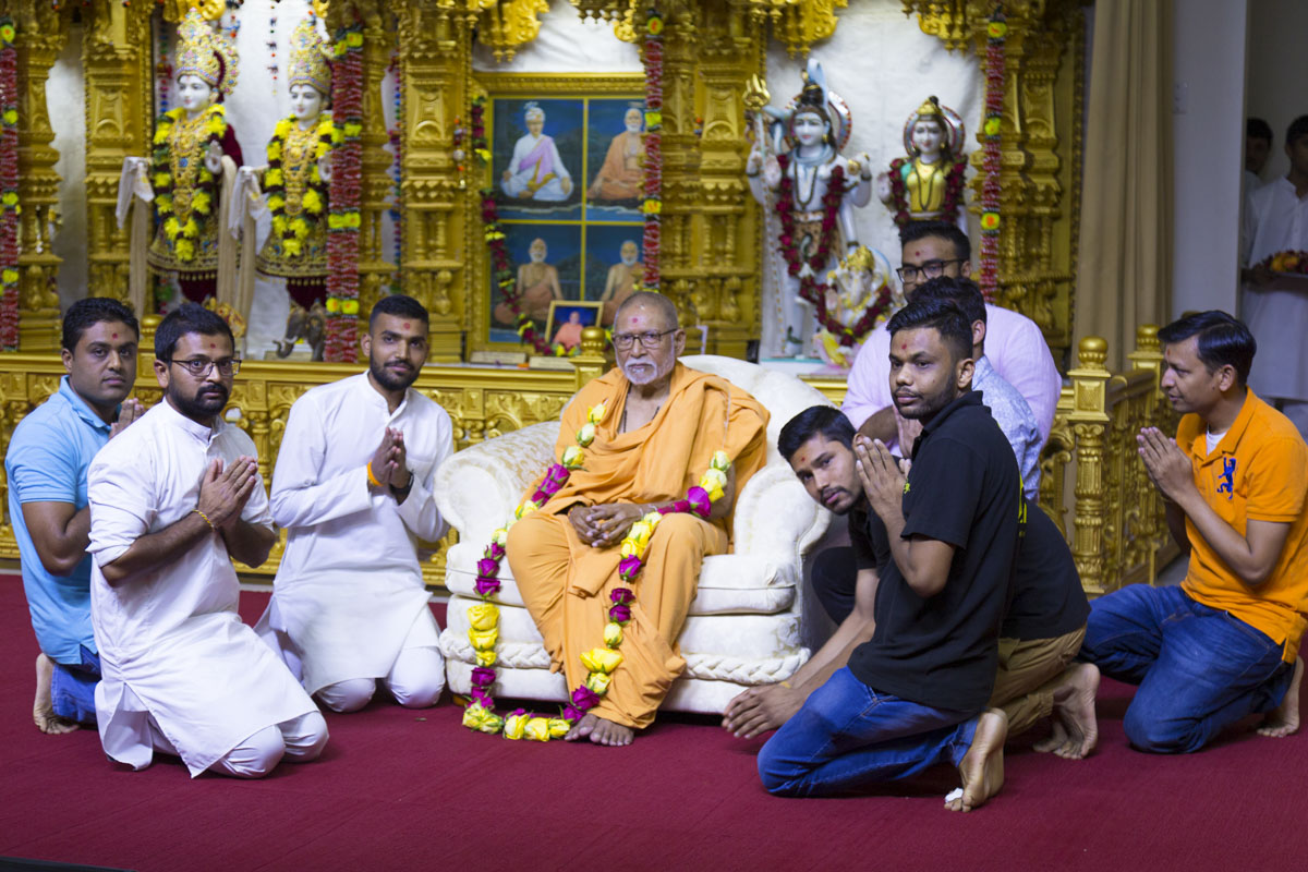 Youths with Pujya Kothari Swami