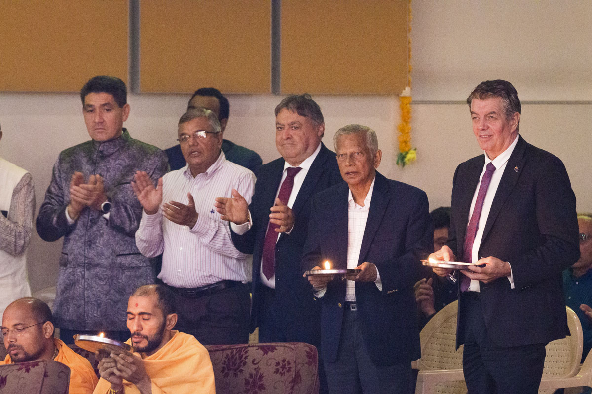 Invited guests perform the arti