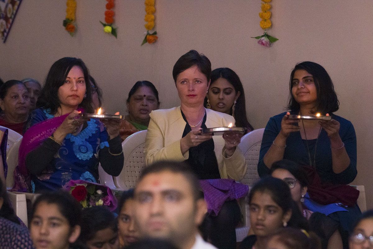 Invited guests perform the arti