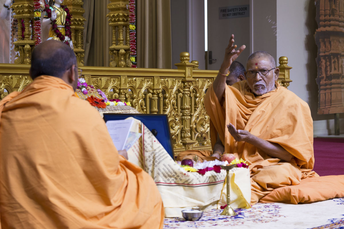 Pujya Kothari Swami performs patotsav mahapuja rituals