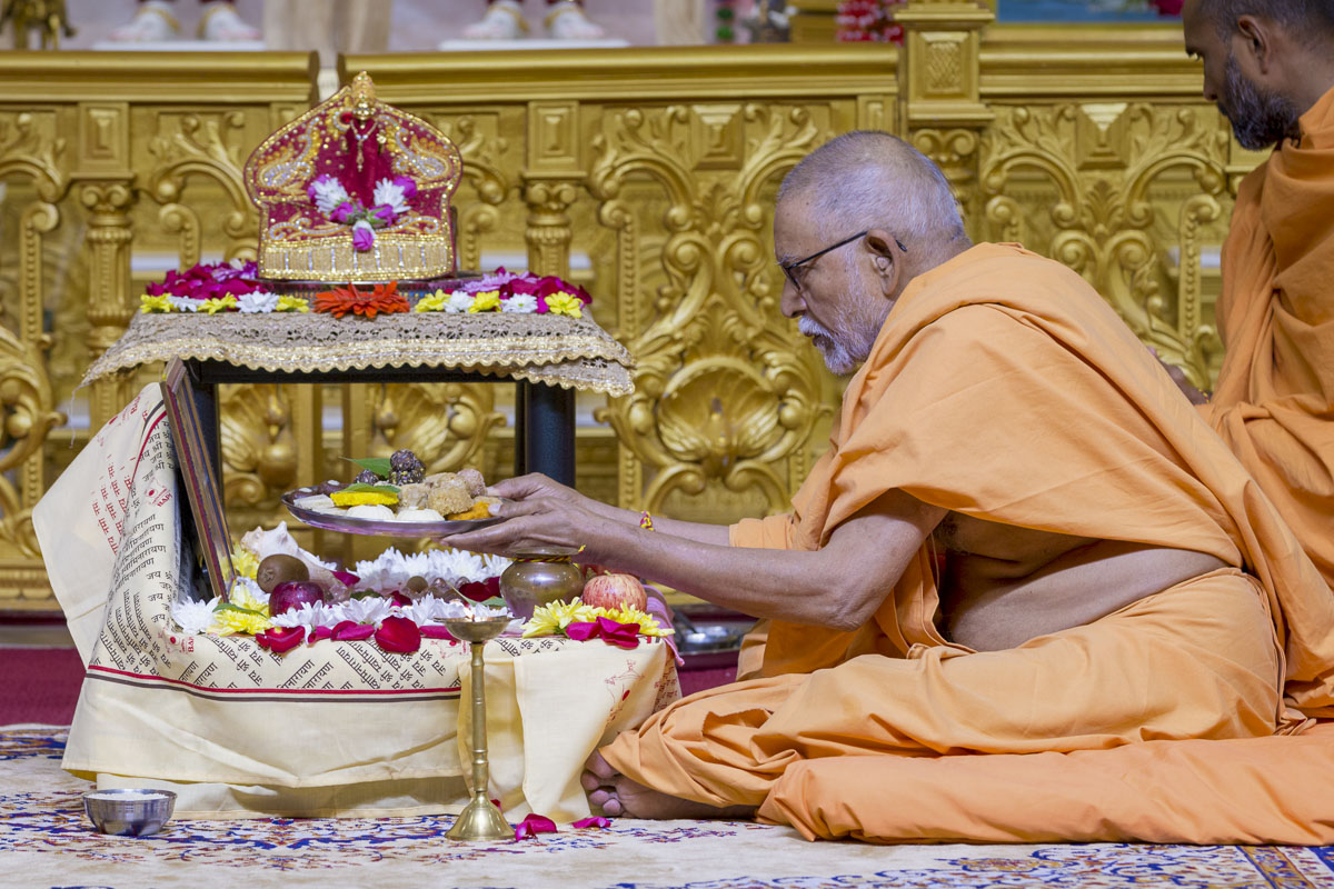 Pujya Kothari Swami performs patotsav mahapuja rituals