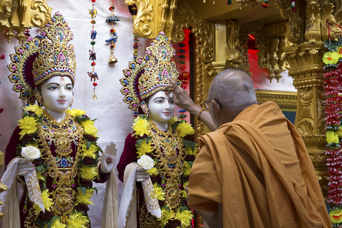 Pujya Kothari Swami performs pujan of murtis