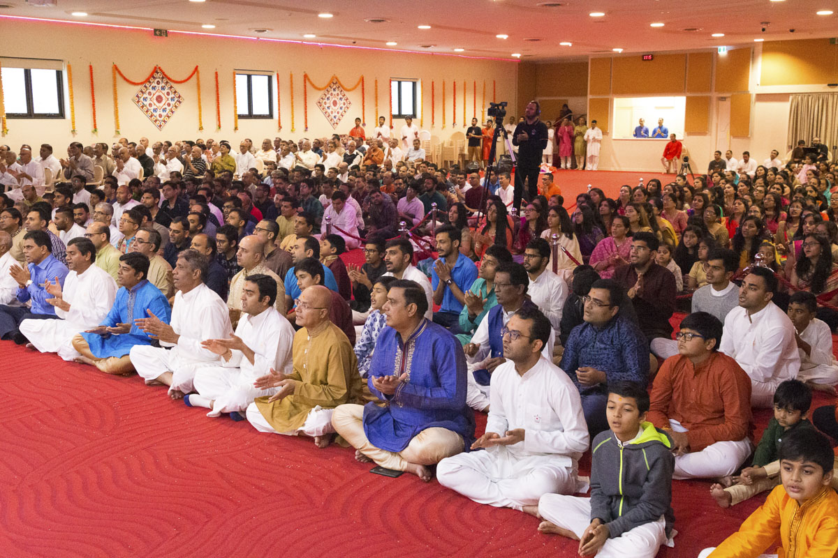 Devotees during the arti
