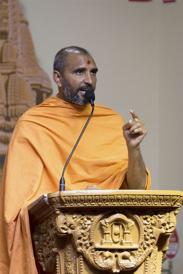 Paramchintan Swami addresses the assembly