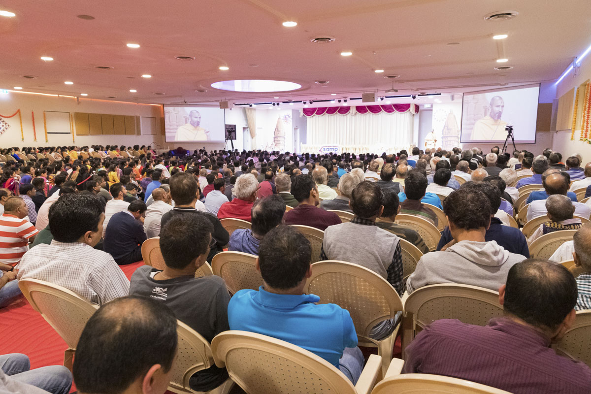 Devotees during the assembly
