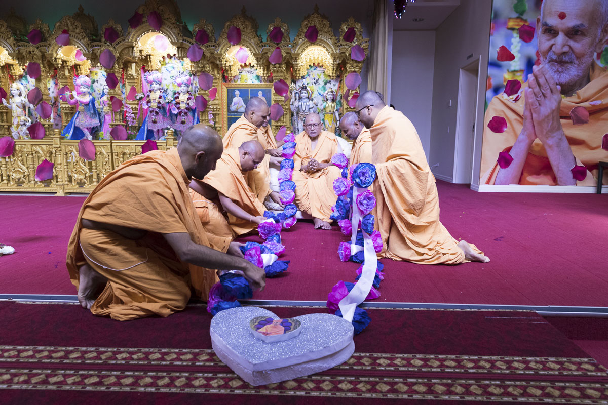 Sadhus honor Pujya Kothari Swami with a garland
