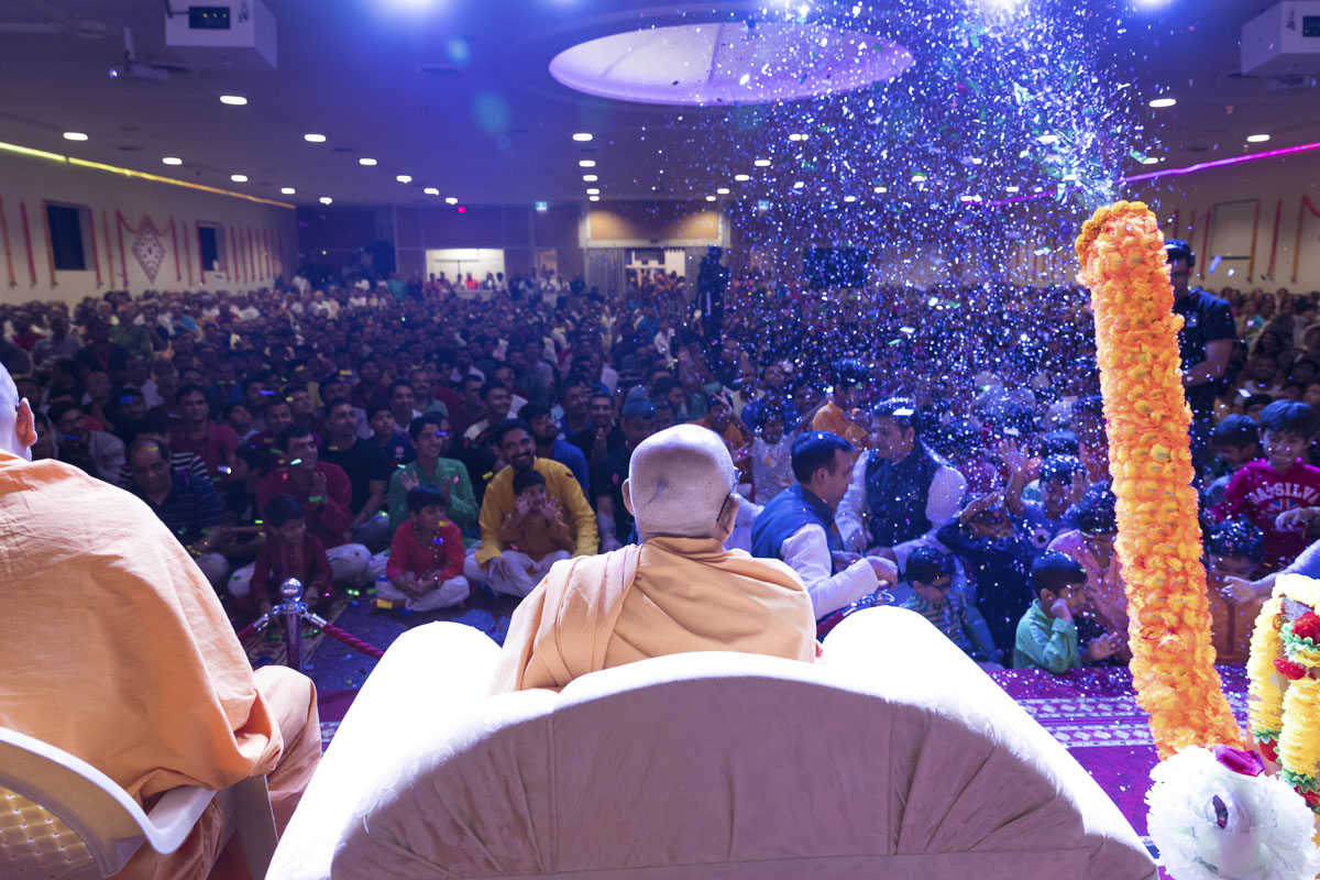 Devotees during the assembly