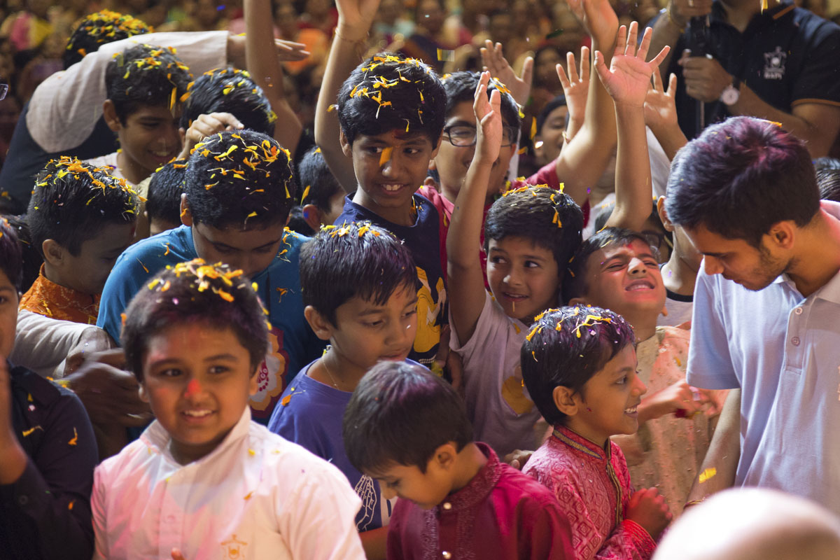 Children doing darshan of Pujya Kothari Swami