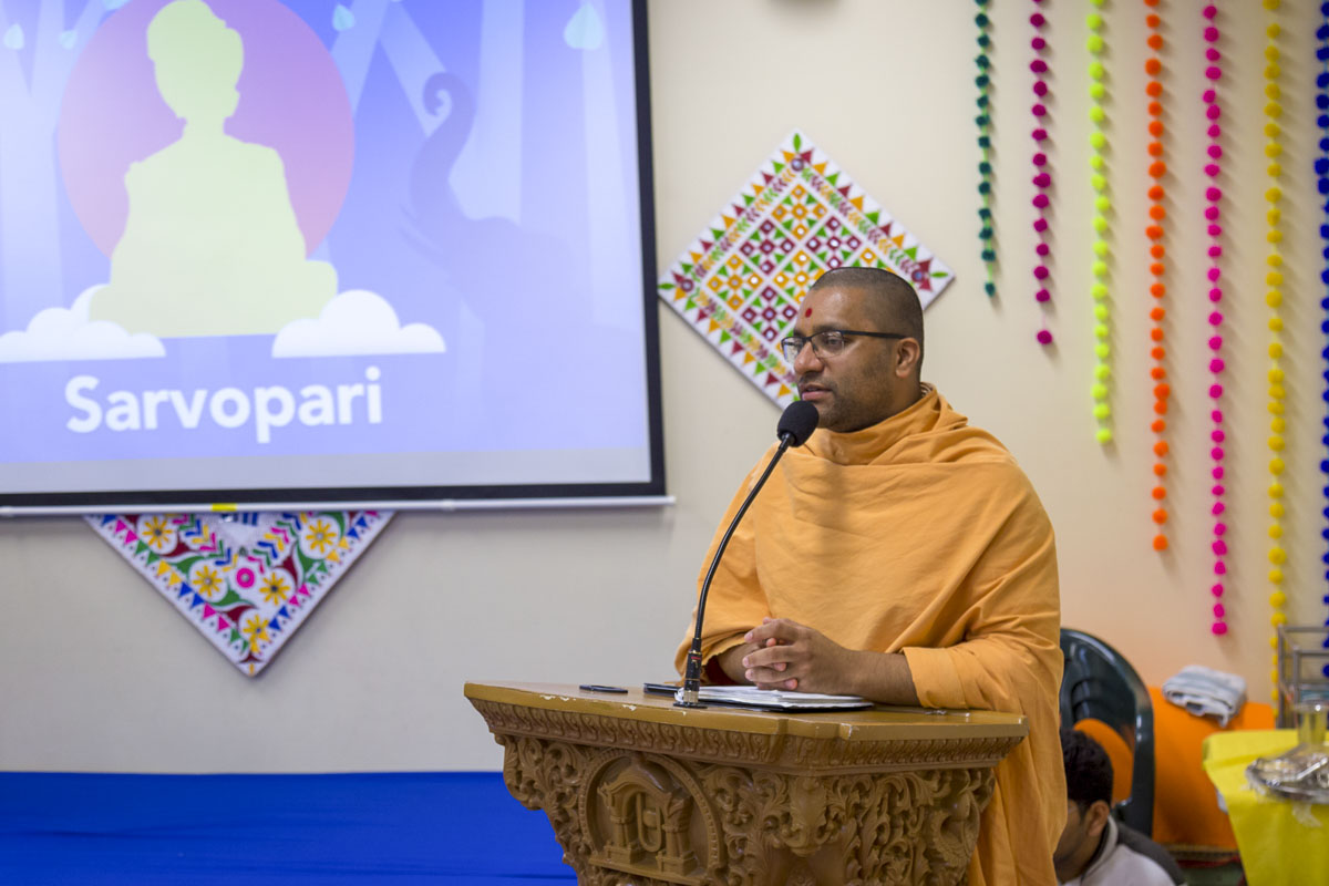 Brahmasmaran Swami addresses the assembly