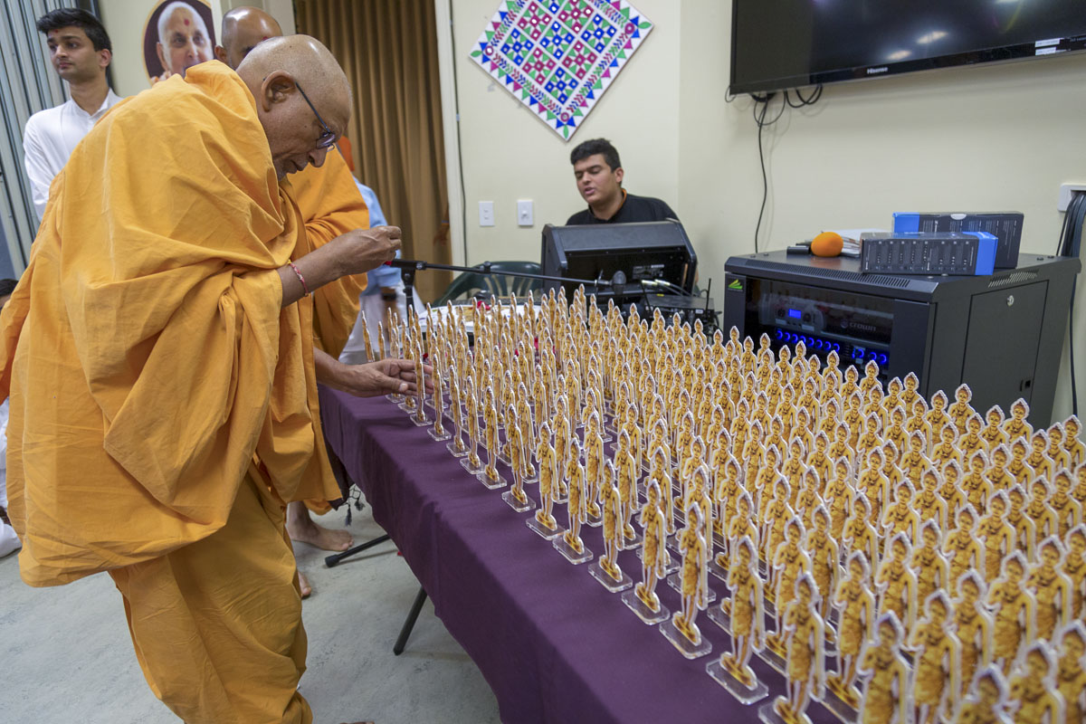 Pujya Kothari Swami sanctifies murtis