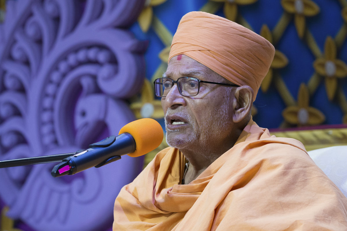 Pujya Kothari Swami delivers a discourse