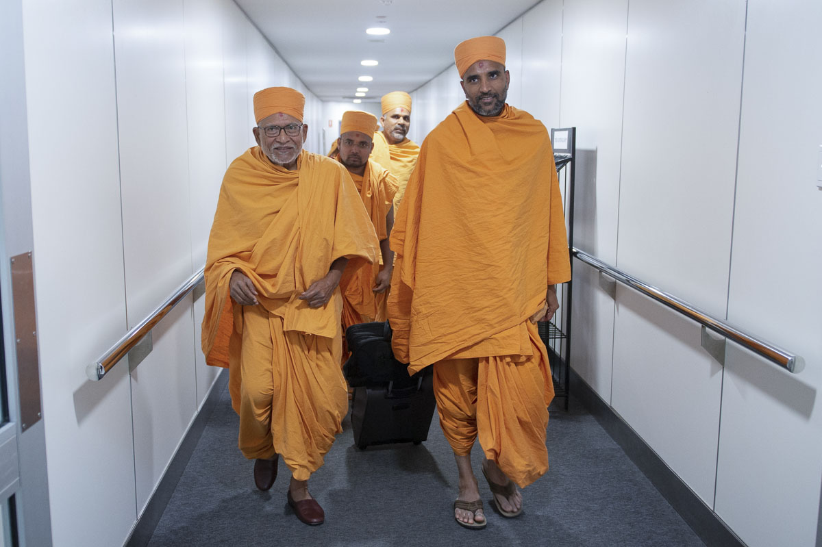 Pujya Bhaktipriya Swami (Pujya Kothari Swami) arrives at the Airport, Perth