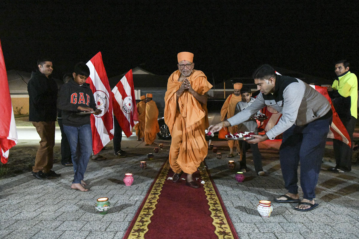 Pujya Kothari Swami arrives at BAPS Shri Swaminarayan Mandir, Perth