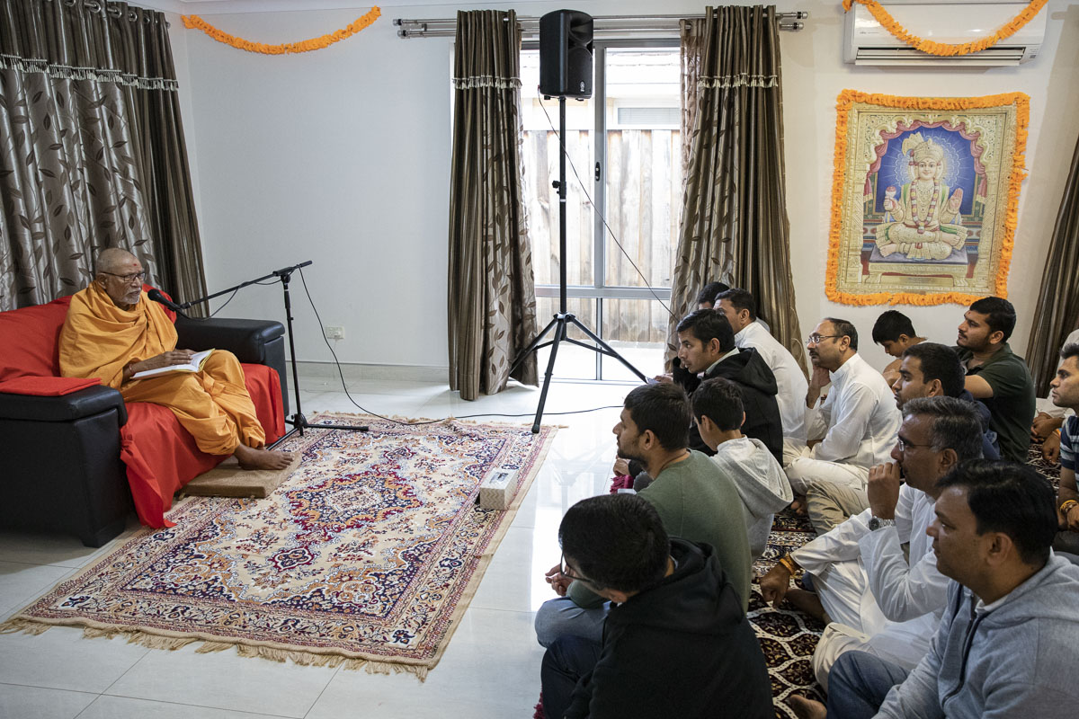 Pujya Kothari Swami delivers a discourse