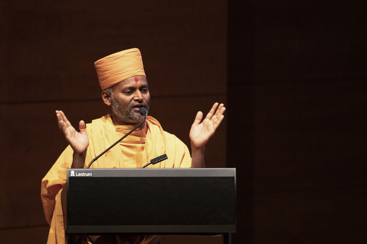 Akhandmangal Swami addresses the assembly
