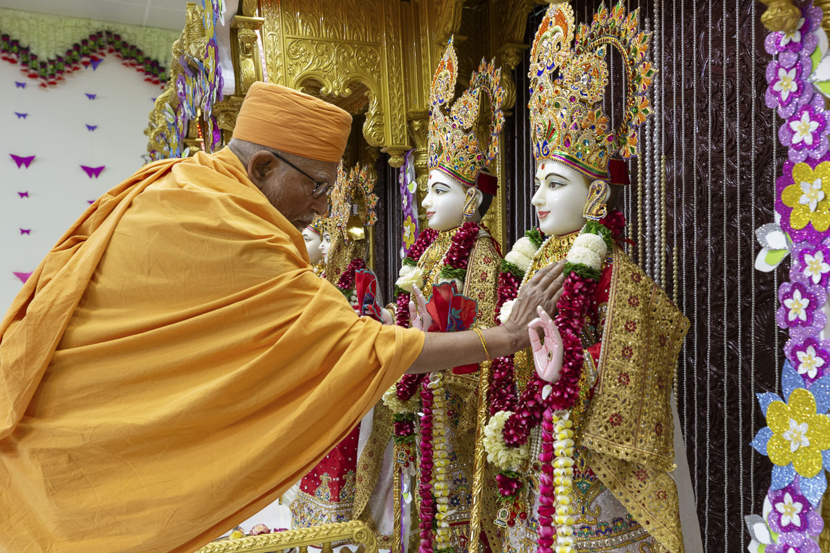 Pujya Kothari Swami performs pratishtha rituals in the relocated mandir