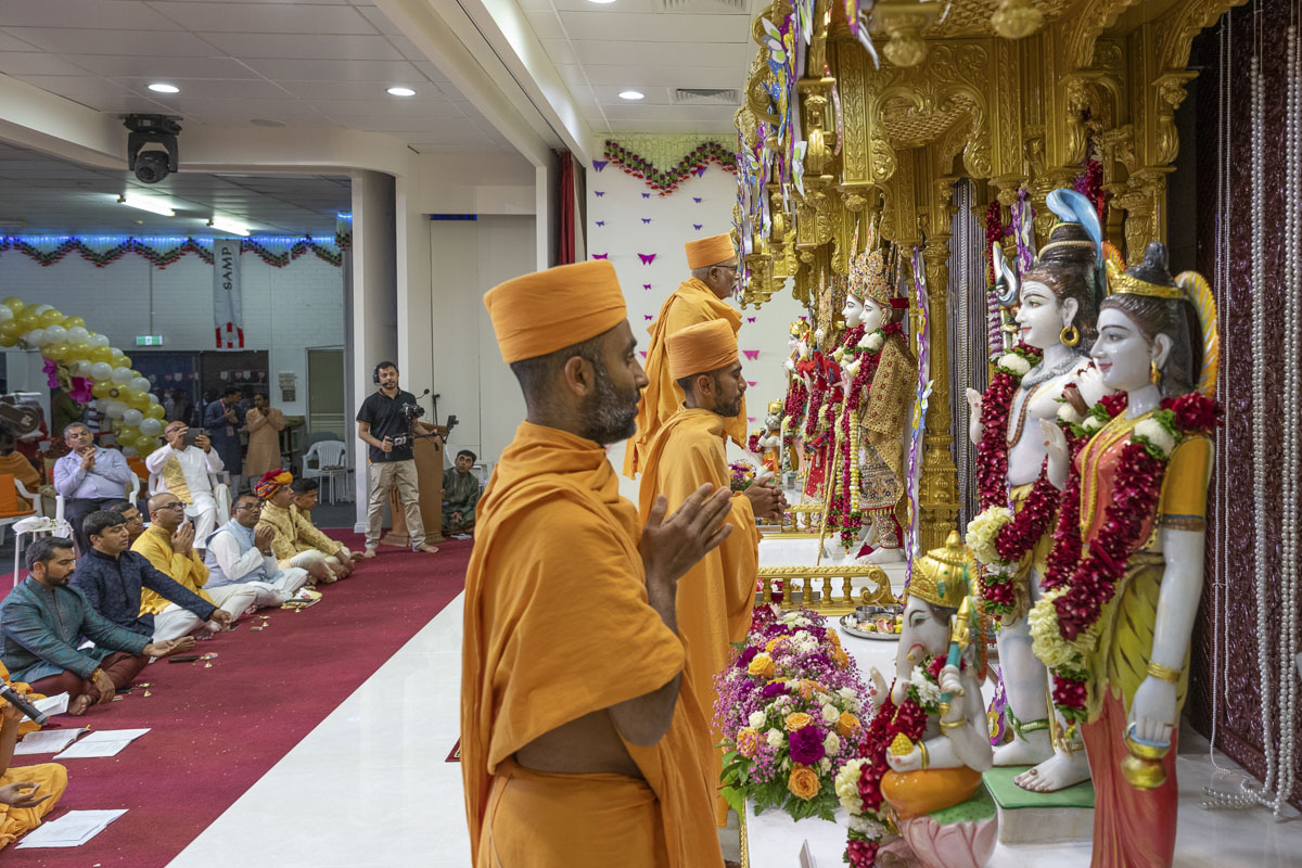 Pujya Kothari Swami and sadhus perform patotsav rituals