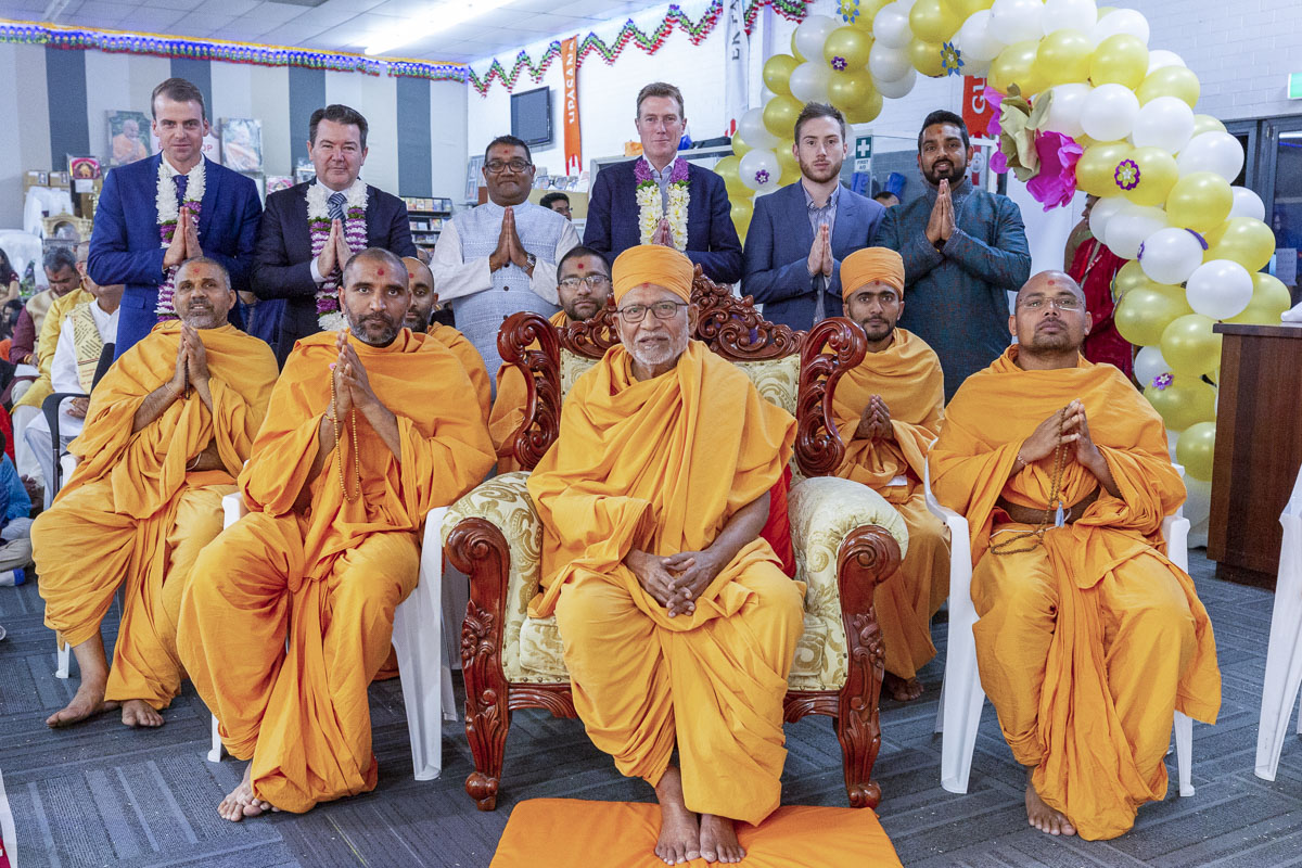 Invited guests and sadhus with Pujya Kothari Swami