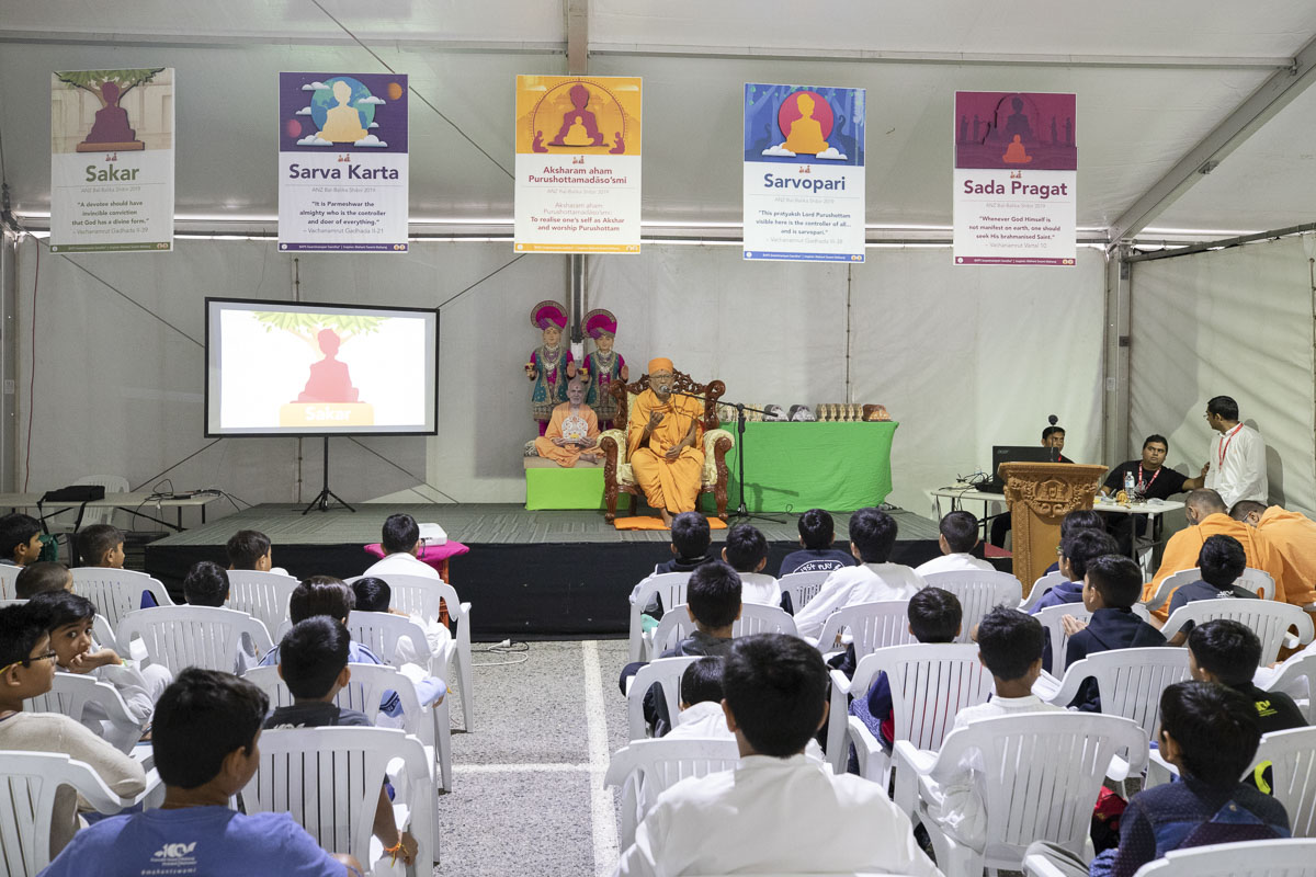 Pujya Kothari Swami delivers a discourse