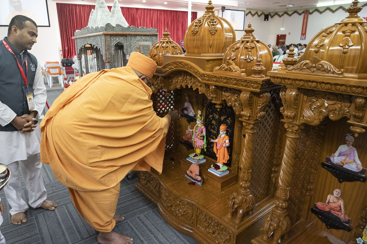 Pujya Kothari Swami performs pujan of ghar mandirs