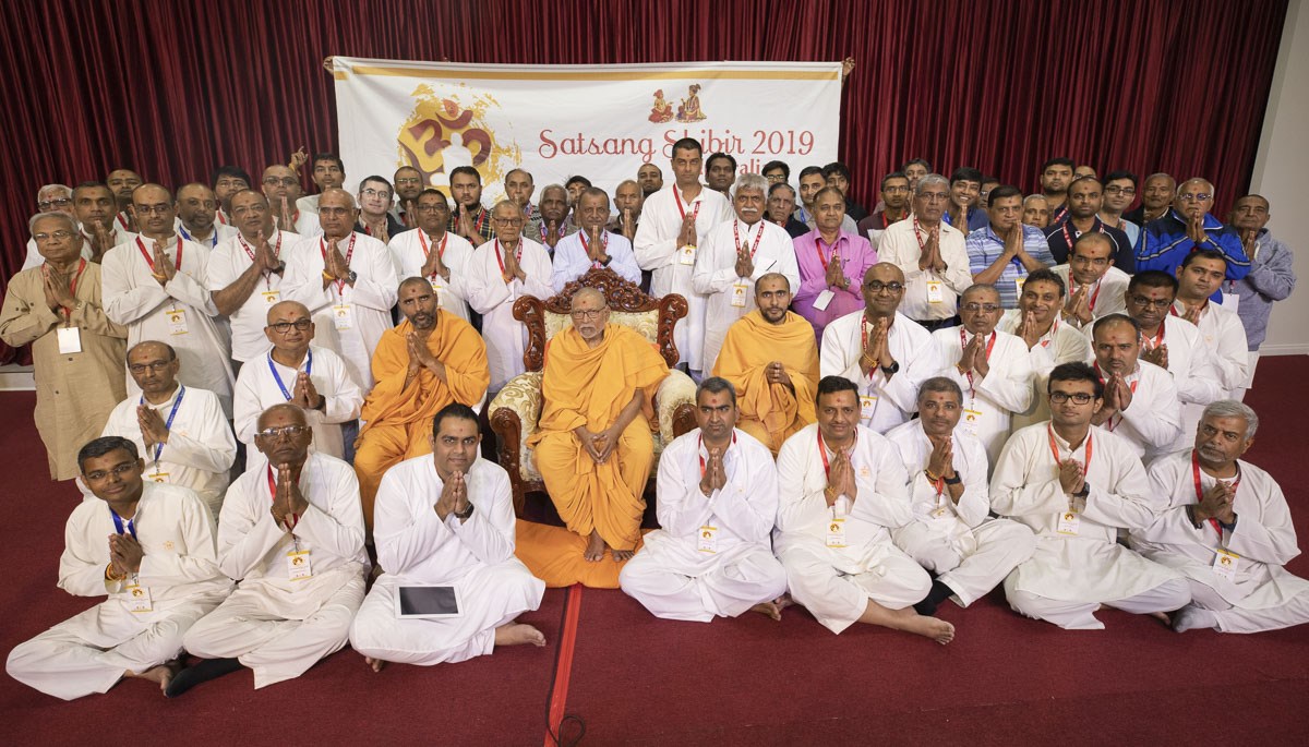 Devotees with Pujya Kothari Swami