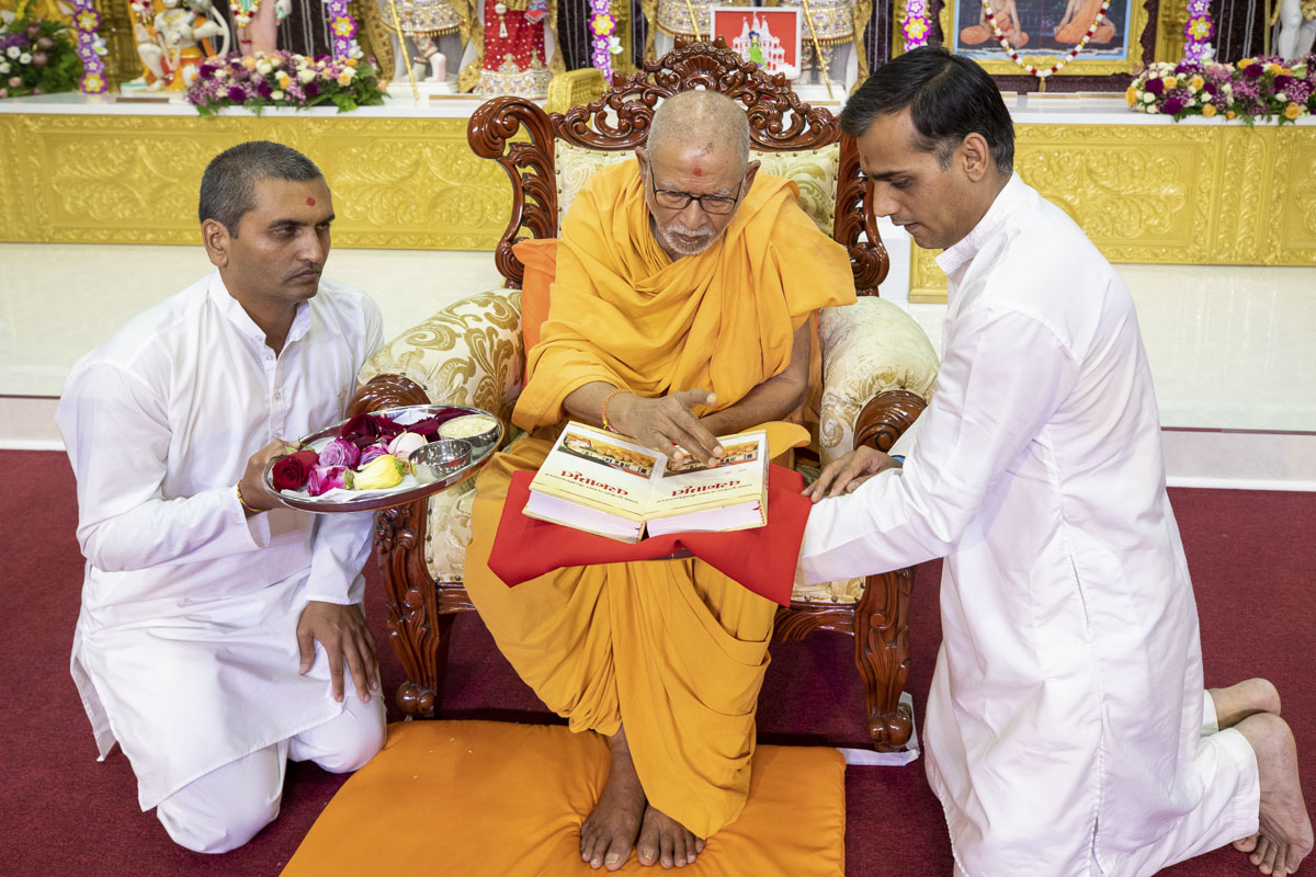 Pujya Kothari Swami performs pujan of the Vachanamrut