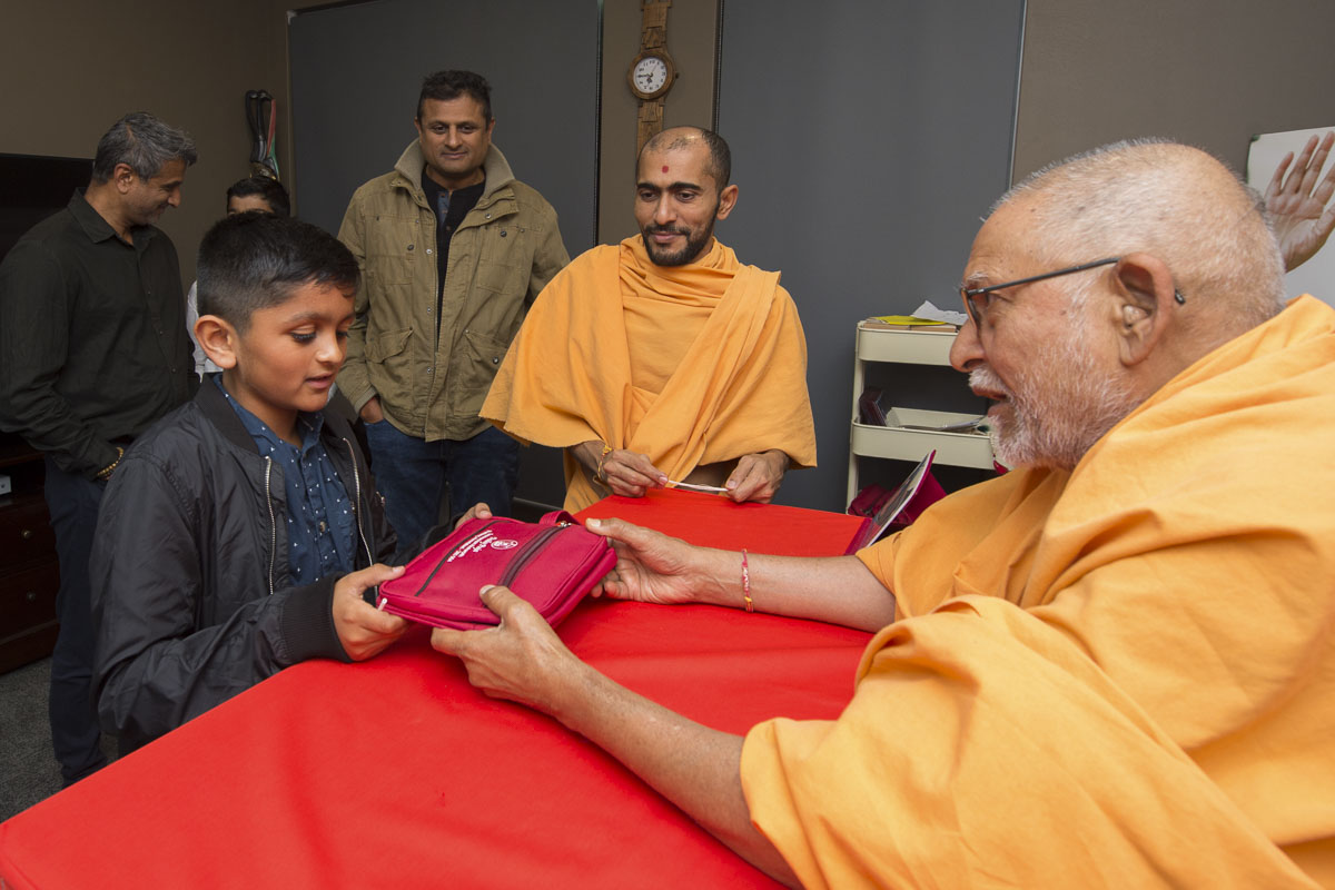 Pujya Kothari Swami gives a puja to a child
