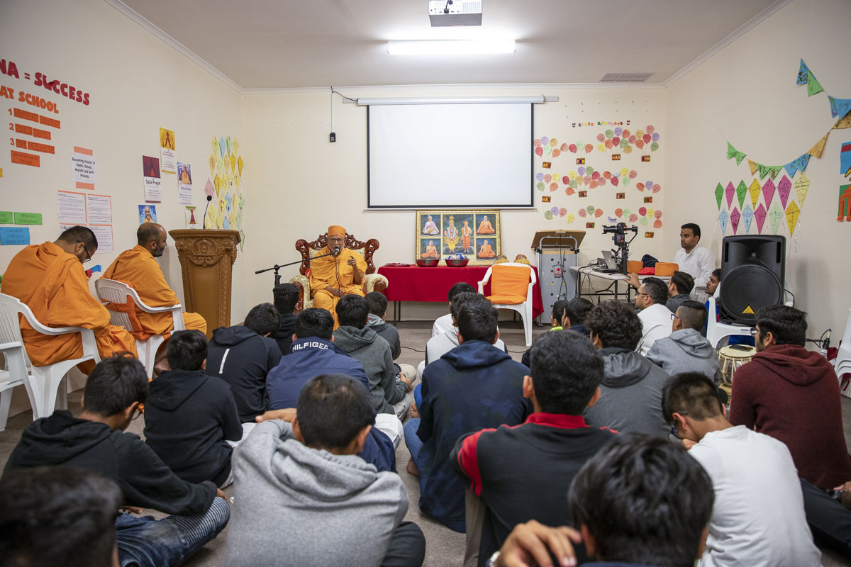 Pujya Kothari Swami delivers a discourse