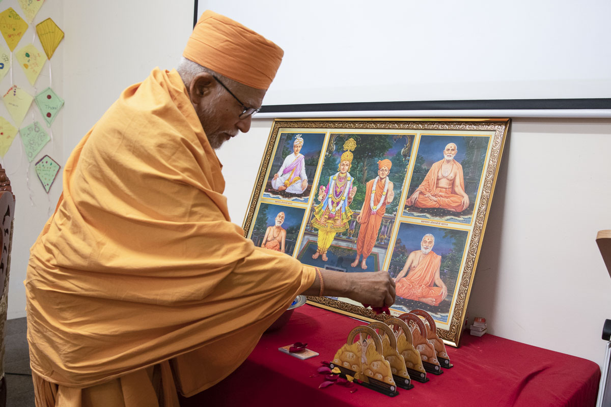 Pujya Kothari Swami sanctifies trophies 